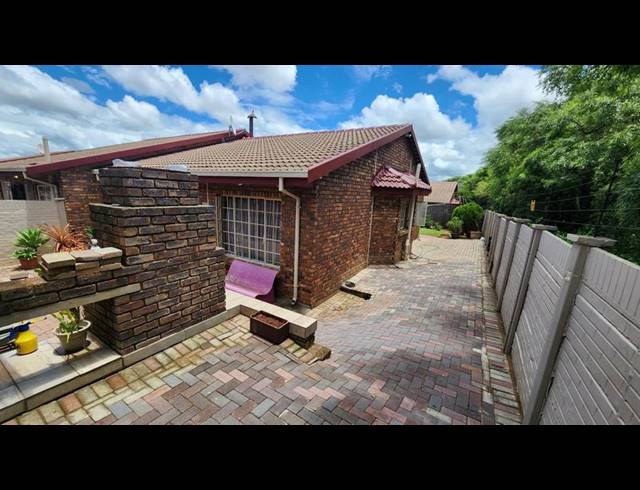 2 BEDROOM TOWNHOUSE FOR SALE IN MONTANA PARK